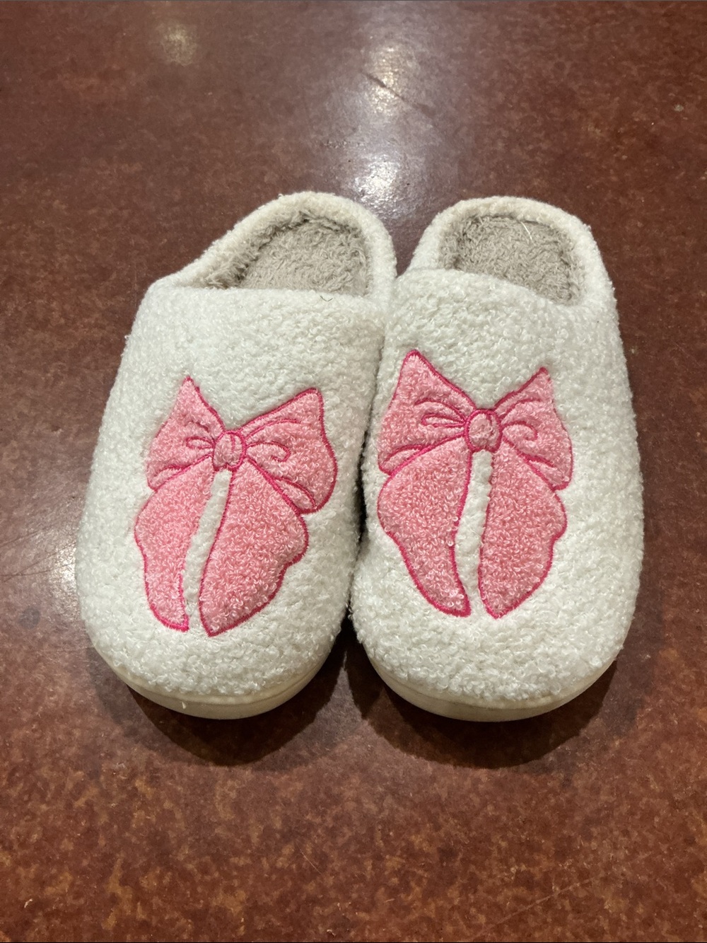 Cream Slip-On Women’s Slippers with Pink Bow Accent